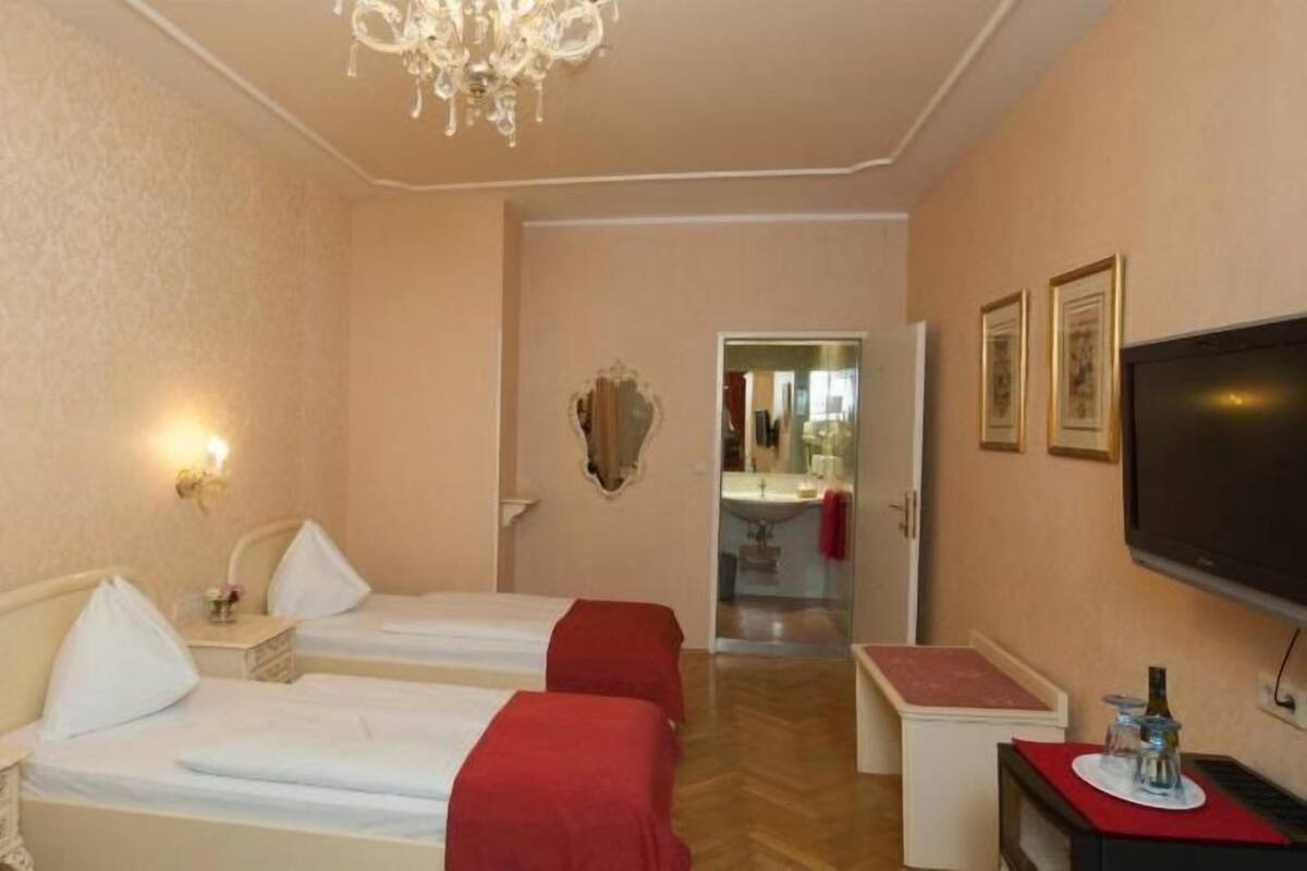 Roupas de cama premium, frigobar, cofres nos quartos