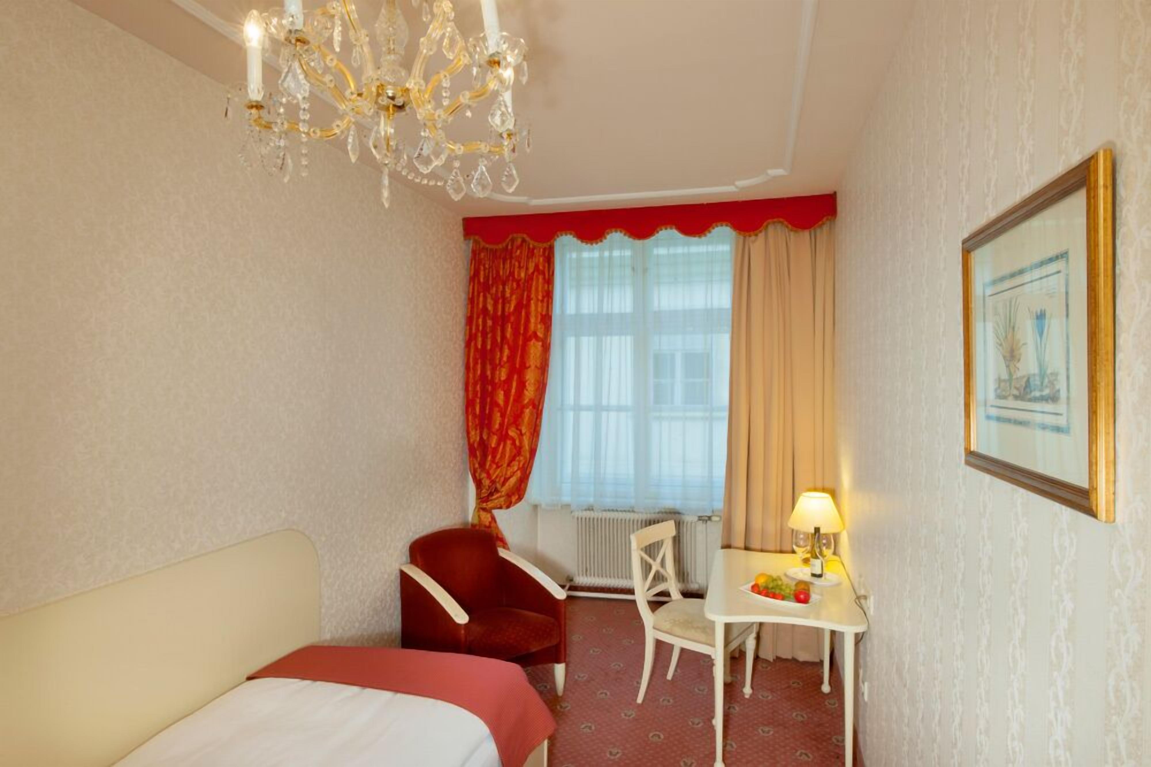 deluxe single room | premium bedding, minibar, in-room safe, iron/ironing board