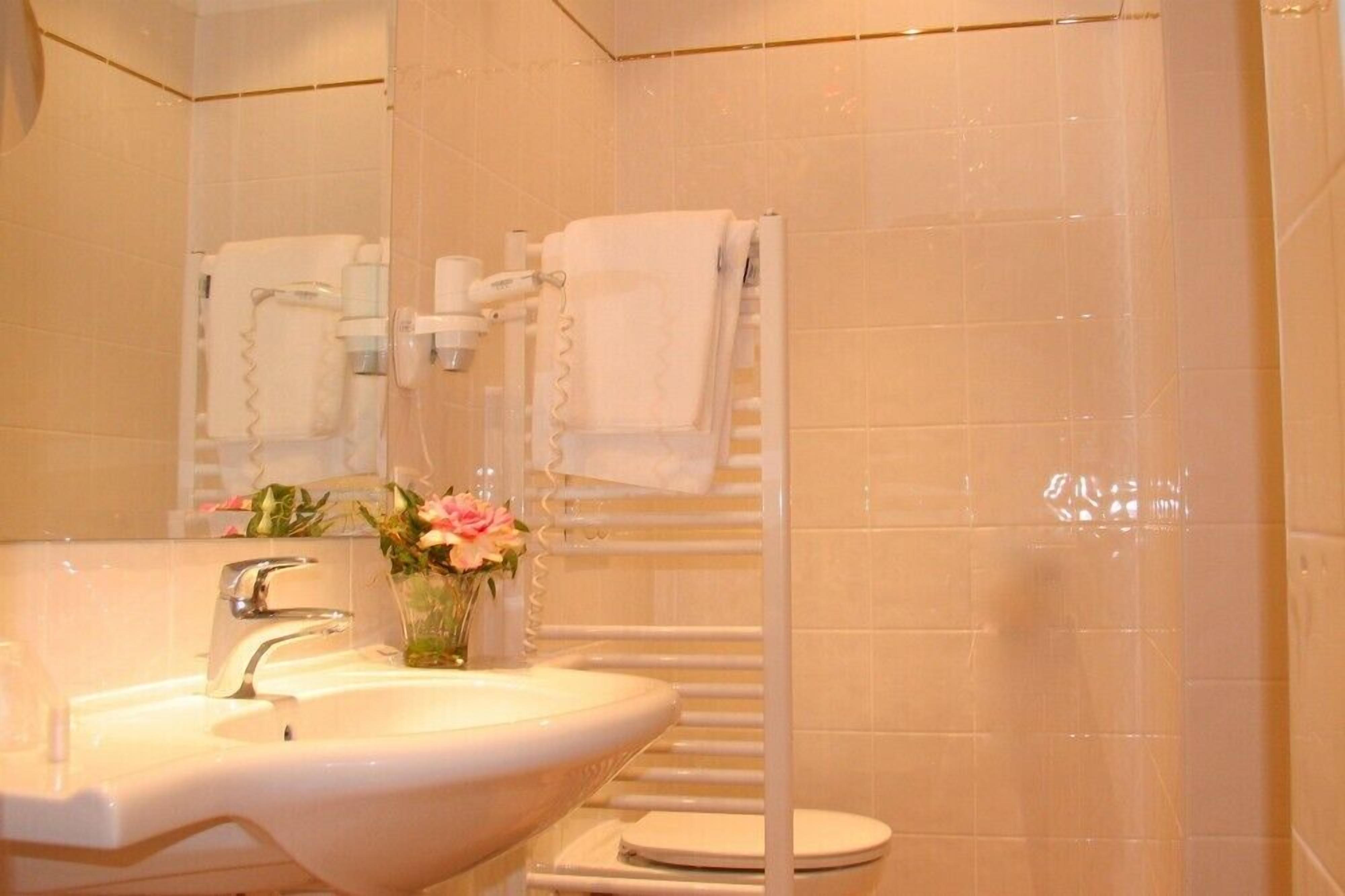 deluxe single room | bathroom sink