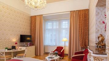 Sengetøy av topp kvalitet, minibar, safe på rommet og strykejern/-brett