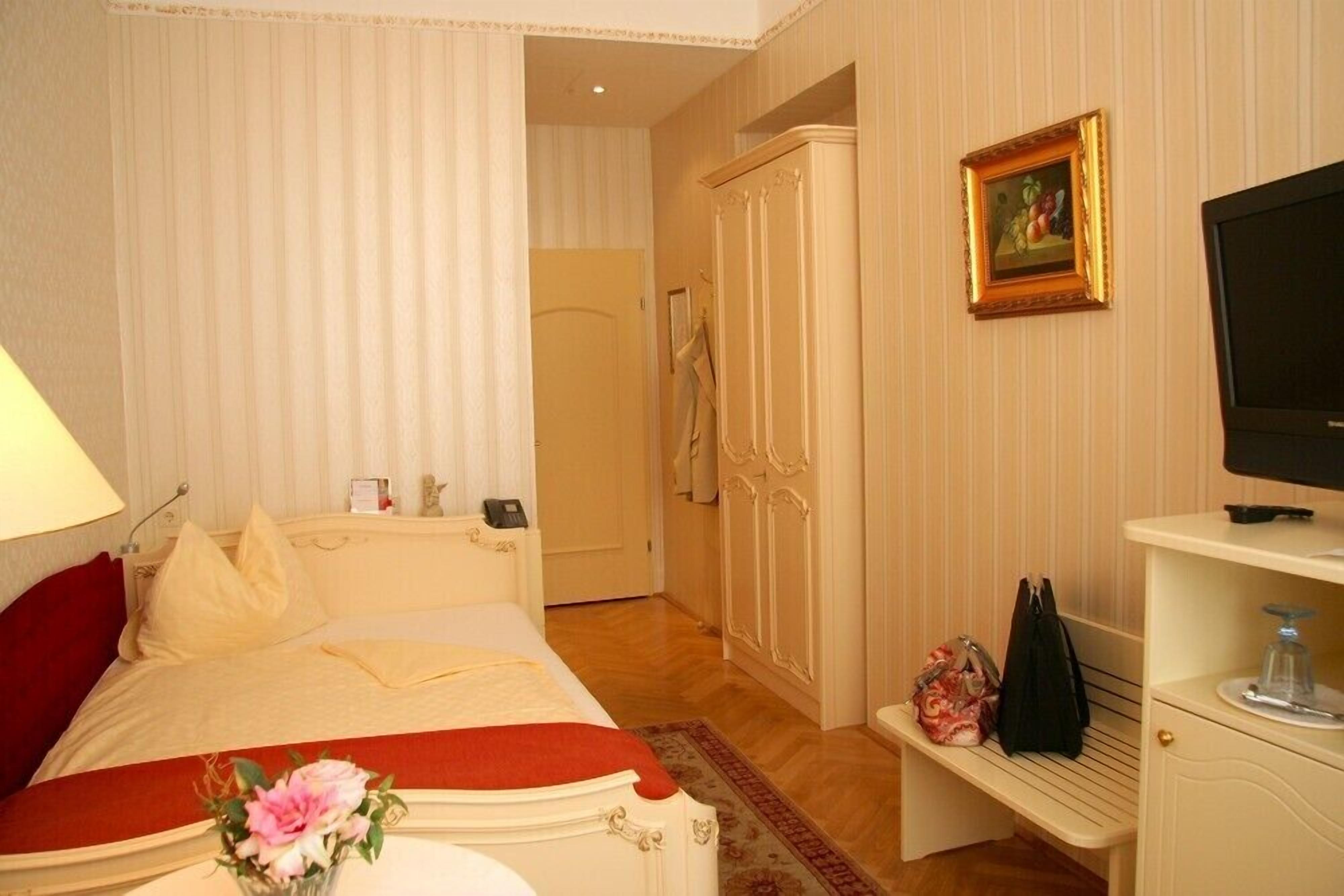 deluxe single room | premium bedding, minibar, in-room safe, iron/ironing board