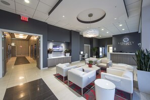 Coin salon dans le hall