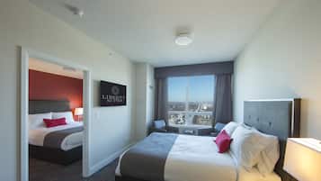 Una habitación de hotel con una cama grande, un escritorio y vistas a la ciudad.
