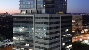 Un hotel de varios pisos con un letrero llamativo que dice "Liberty Suites Hotel".
