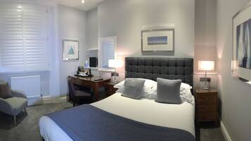 Comfort Room, 1 King Bed, Sea View (Small King) | Premium bedding, minibar, individually decorated, individually furnished