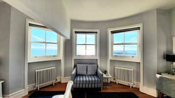 Signature Room, 1 King Bed, Sea View (King) | Premium bedding, minibar, individually decorated, individually furnished