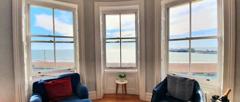 Ropa de cama de alta calidad, minibar y decoración personalizada