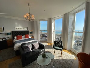 Habitació Deluxe, 1 llit de matrimoni gran, balcó, vistes al mar | Roba de llit d'alta qualitat, minibar i decoració individual 