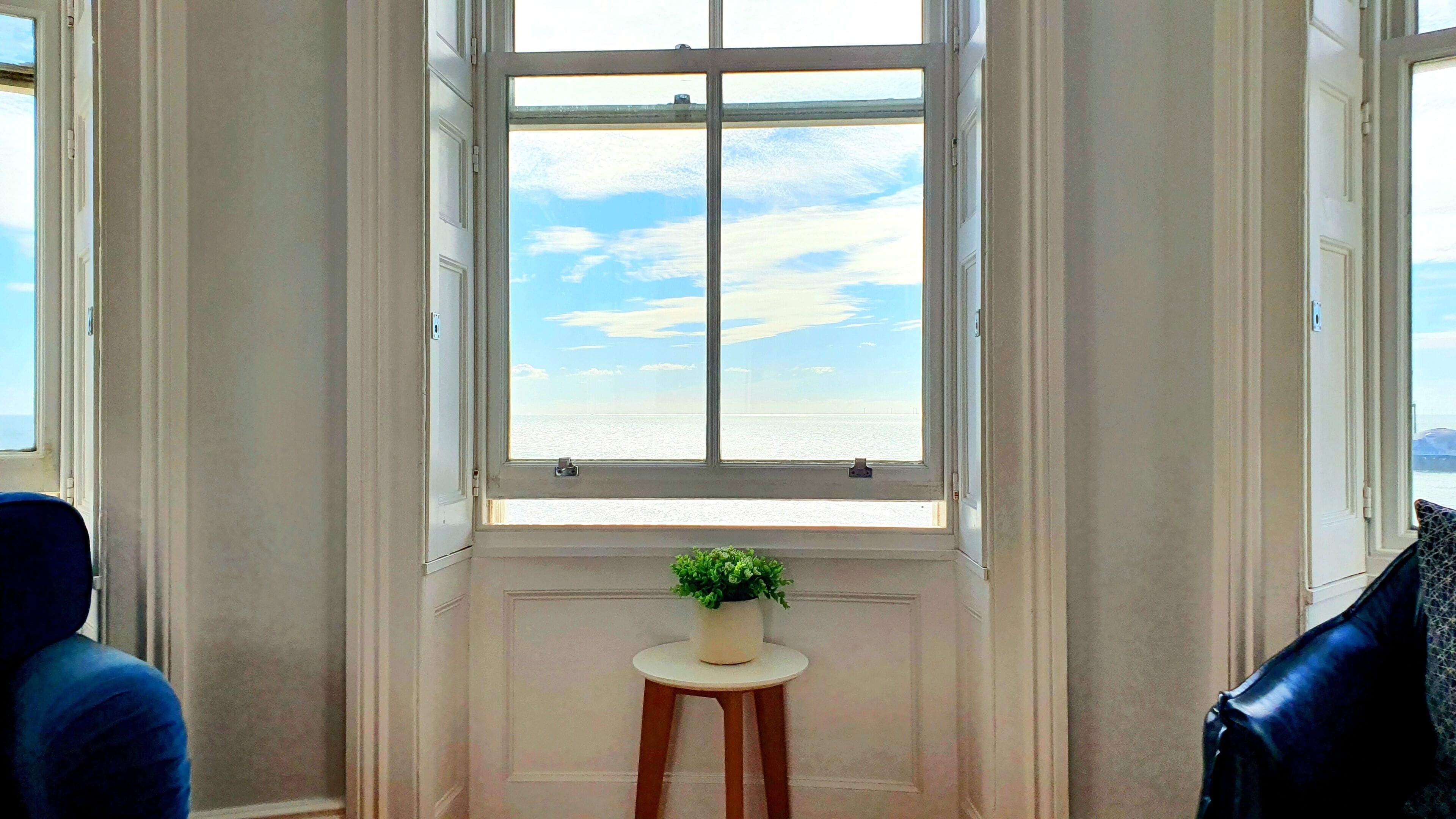 أغطية فراش متميزة وميني بار وبديكورات فريدة لكل غرفة وطراز فريد لكل وحدة