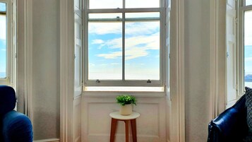 Ropa de cama de alta calidad, minibar y decoración personalizada 