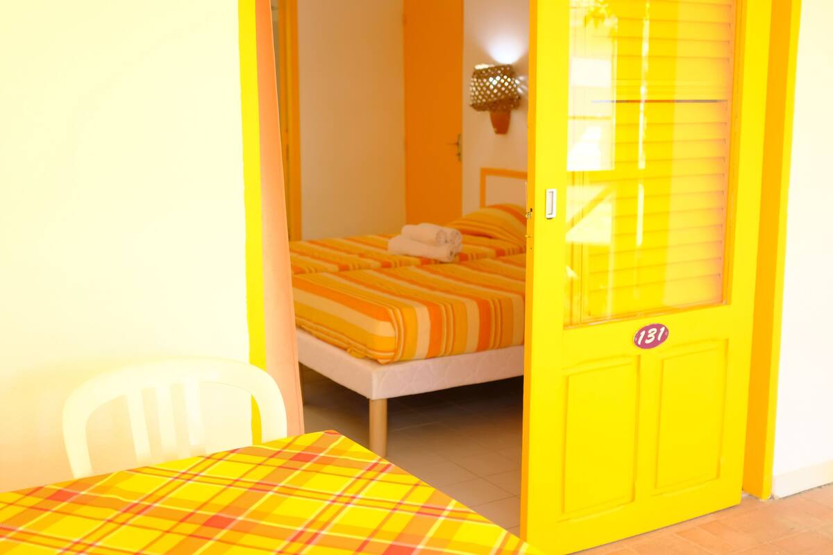 Een kamer met een bed, een tafel en een stoel.