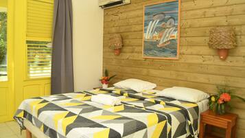 Een laptopwerkplek, geluiddichte muren, gratis wifi, beddengoed