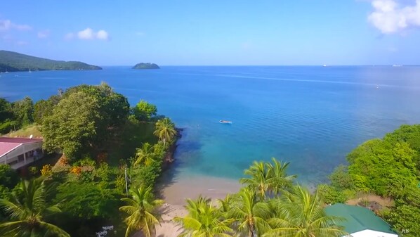 Playa privada, playa de arena blanca, camastros y snorkel 