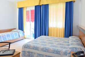In-room safe, desk, blackout curtains, cots/infant beds - Hotel Rex (Caorle)