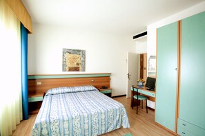 Familiekamer | Een kluis op de kamer, een bureau, verduisterende gordijnen