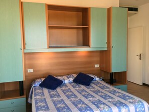 In-room safe, desk, blackout curtains, cots/infant beds - Hotel Rex (Caorle)