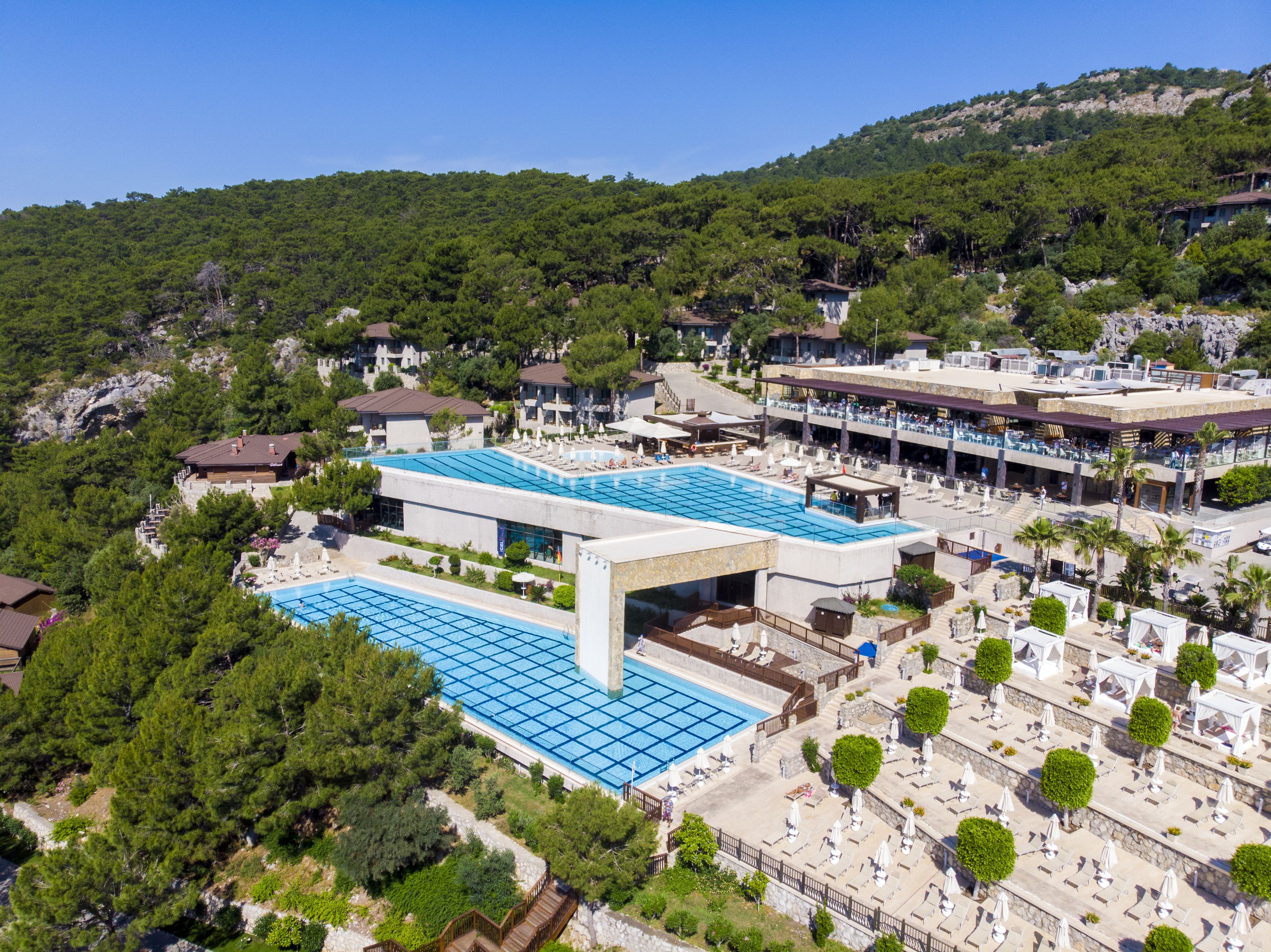 Una piscina cubierta, 4 piscinas al aire libre