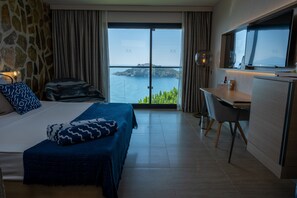 A hotel room with a bed, a desk, a TV, and a view of the sea. - TUI BLUE Seno - Adults Only - All inclusive (Ortaca)