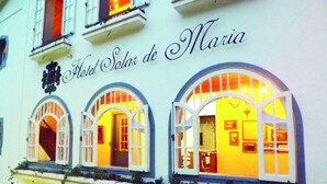 Hotel Solar de Maria -hotellissa on kaarevat ikkunat, ja niiden yläpuolella on kyltti.