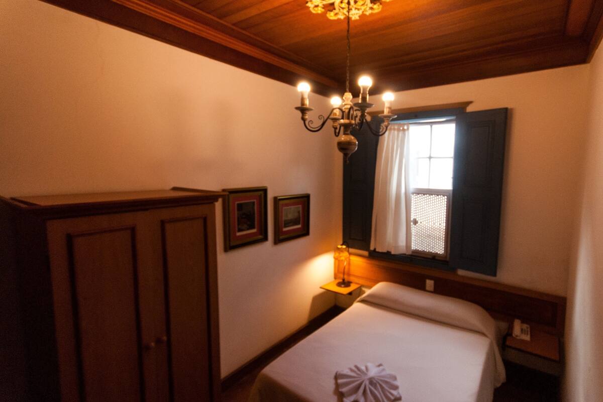 Standaard kamer | Luxe beddengoed, een minibar, een kluis op de kamer, een bureau