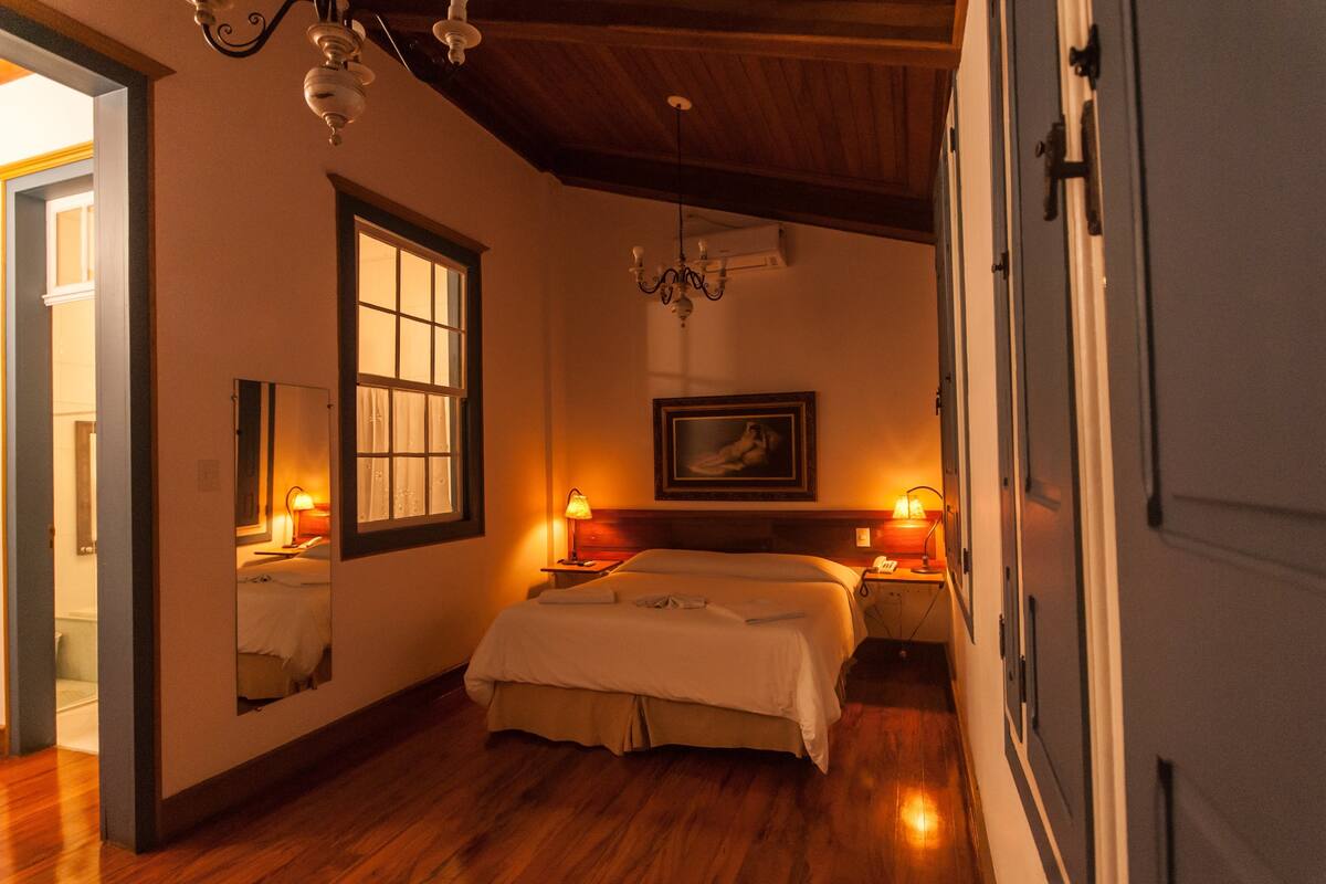 Honeymoon tweepersoonskamer, 1 slaapkamer, uitzicht op zwembad | Luxe beddengoed, een minibar, een kluis op de kamer, een bureau