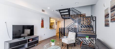 Apartamento standard, 2 quartos (on N Poinsettia Place) | Área de estar | TV 40 polegadas com canais digitais, Netflix, serviços de streaming