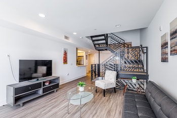 Heaven on Hollywood Boulevard Furnished Apartments