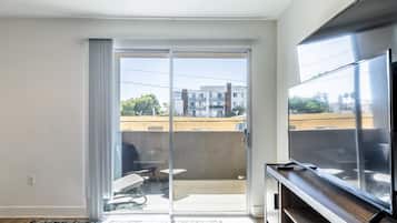 3BR Apartment on Poinsettia Pl | Living area