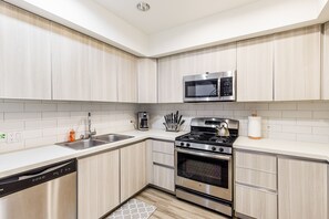 Standard Two-Bedroom on N Poinsettia Place | Private kitchen | Fridge, microwave, oven, stovetop - Heaven on Hollywood Boulevard Furnished Apartments (Los Angeles)