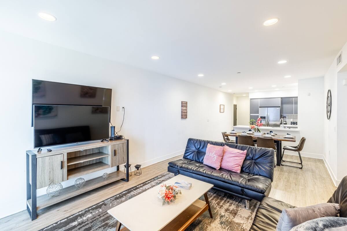 คลาสสิกอพาร์ทเมนท์, 3 ห้องนอน, ห้องครัว | บริเวณนั่งเล่น | ทีวี 40 นิ้ว พร้อมช่องดิจิตอ  ล, Netflix, บริการสตรีมมิ่ง