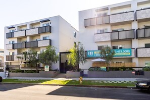 Front of property - Heaven on Hollywood Boulevard Furnished Apartments (Los Angeles)