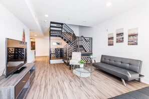 標準公寓, 2 間臥室 (on N Poinsettia Place) | 客廳 | 40-吋電視、數位頻道、Netflix、串流服務