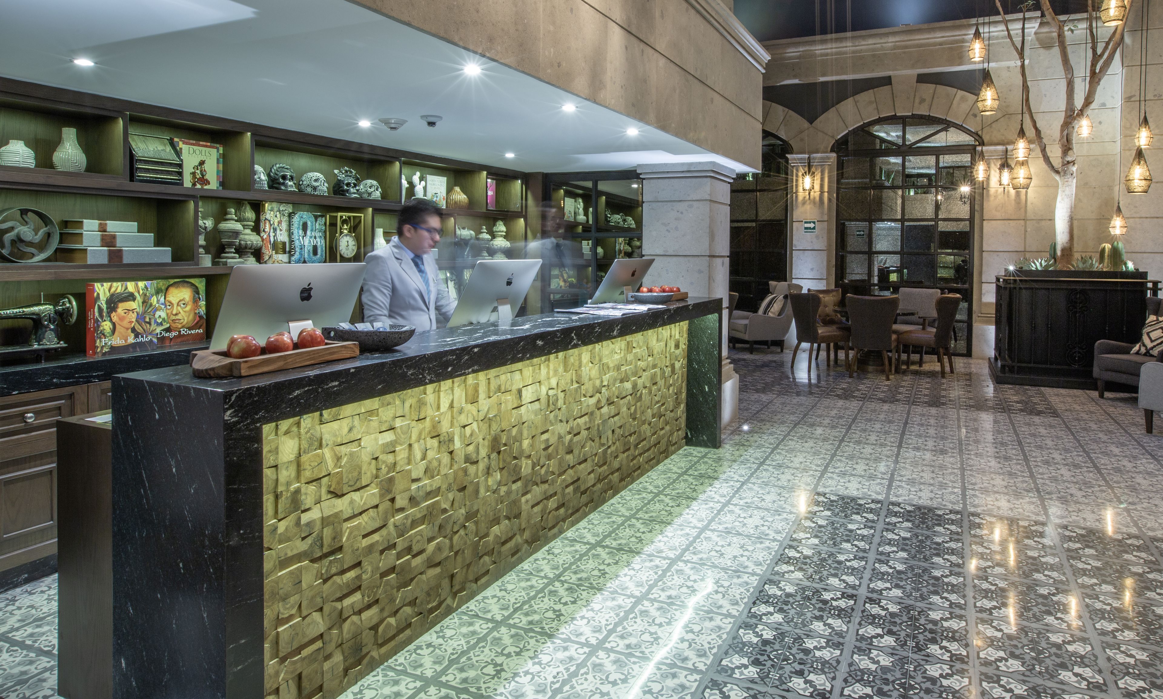 Un área de recepción con mostrador, asientos y elementos decorativos.