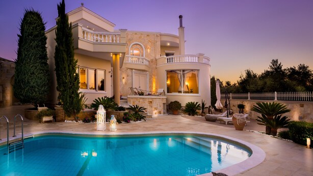 A luxurious house with a swimming pool, a balcony, and a well-lit interior. - Villa Kokalis Resort (Hersonissos)