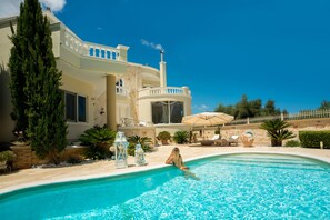 Outdoor pool, pool umbrellas, pool loungers - Villa Kokalis Resort (Hersonissos)
