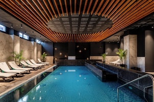 Piscina interna, piscina externa, espreguiçadeiras