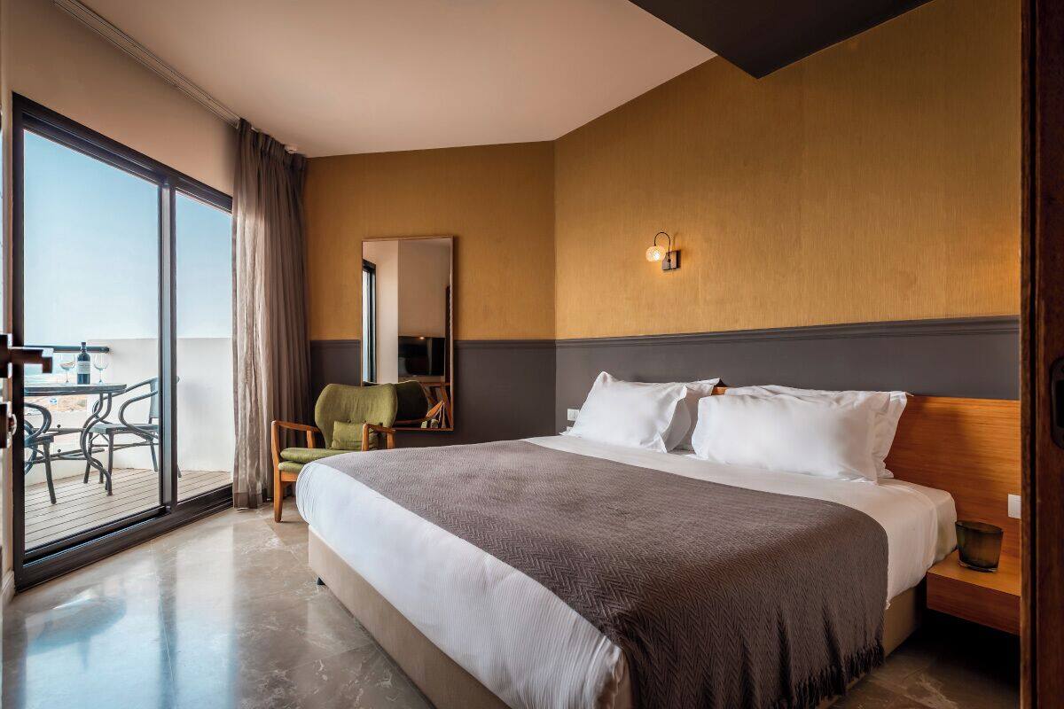 Ropa de cama de alta calidad y minibar 