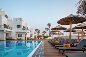 Piscina interna, piscina externa, espreguiçadeiras
