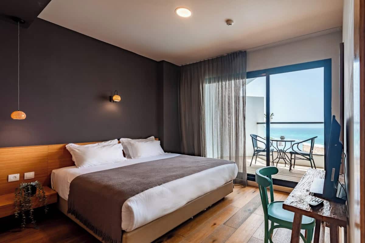 Ropa de cama de alta calidad y minibar 