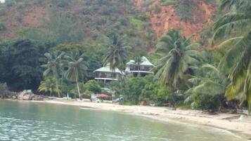 Plage privée, sable blanc, chaises longues, plongée sous-marine