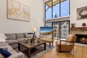 Televisión de pantalla plana y chimenea 