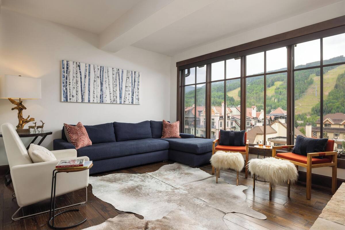 Deluxe Condo, Air conditioning (Landmark 513) | Living area | Flat-screen TV, fireplace
