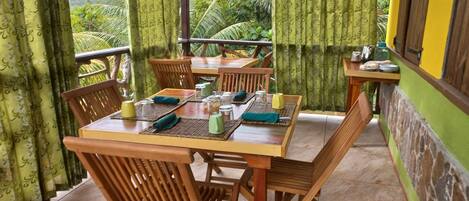 Sarapan dan makan malam dihidangkan, masakan Caribbean