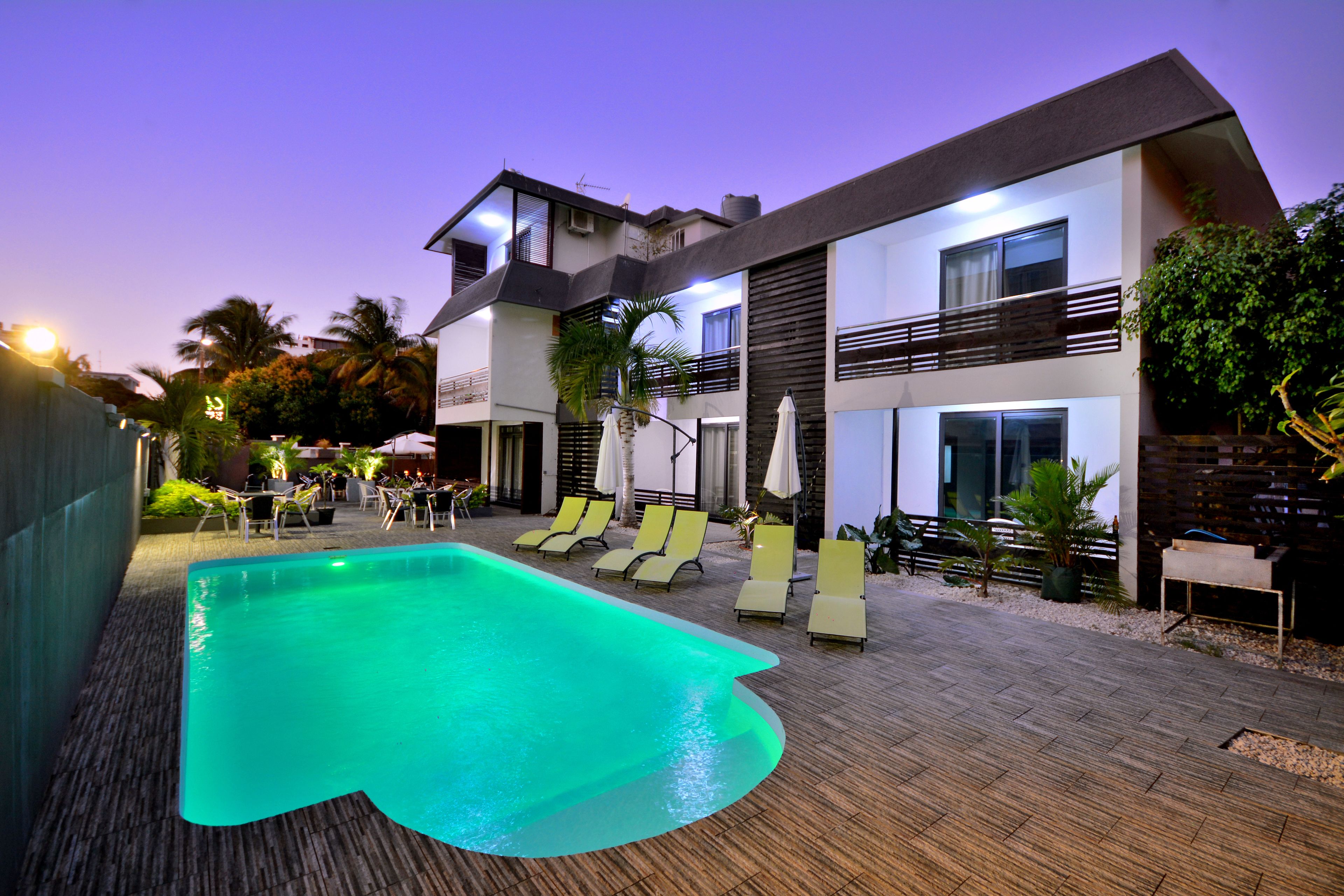 Een buitenzwembad, parasols voor strand/zwembad