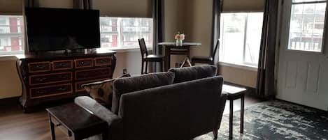 Luxury Suite (No Pets Allowed) | Living area | 32-inch LED TV with satellite channels, TV