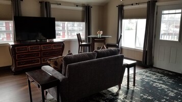 Phòng Suite Cao cấp (No Pets Allowed) | Khu phòng khách | TV LED 32-inch có truyền hình vệ tinh, TV 