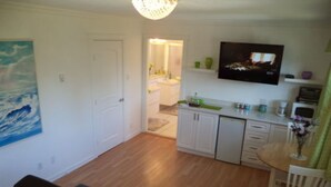 Room (King Room Ensuite Bath) | Memory foam beds, desk, soundproofing, iron/ironing board (on request) - Enchanted Rainforest Guesthouse (Prince Rupert)