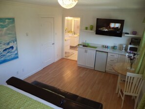 Quarto (King Room Ensuite Bath) | Camas com colchões de espuma com sistema de memória, escrivaninha