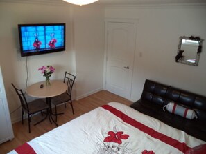 Room (Queen Room with Shared Bath) | Memory foam beds, desk, soundproofing, iron/ironing board - Enchanted Rainforest Guesthouse (Prince Rupert)