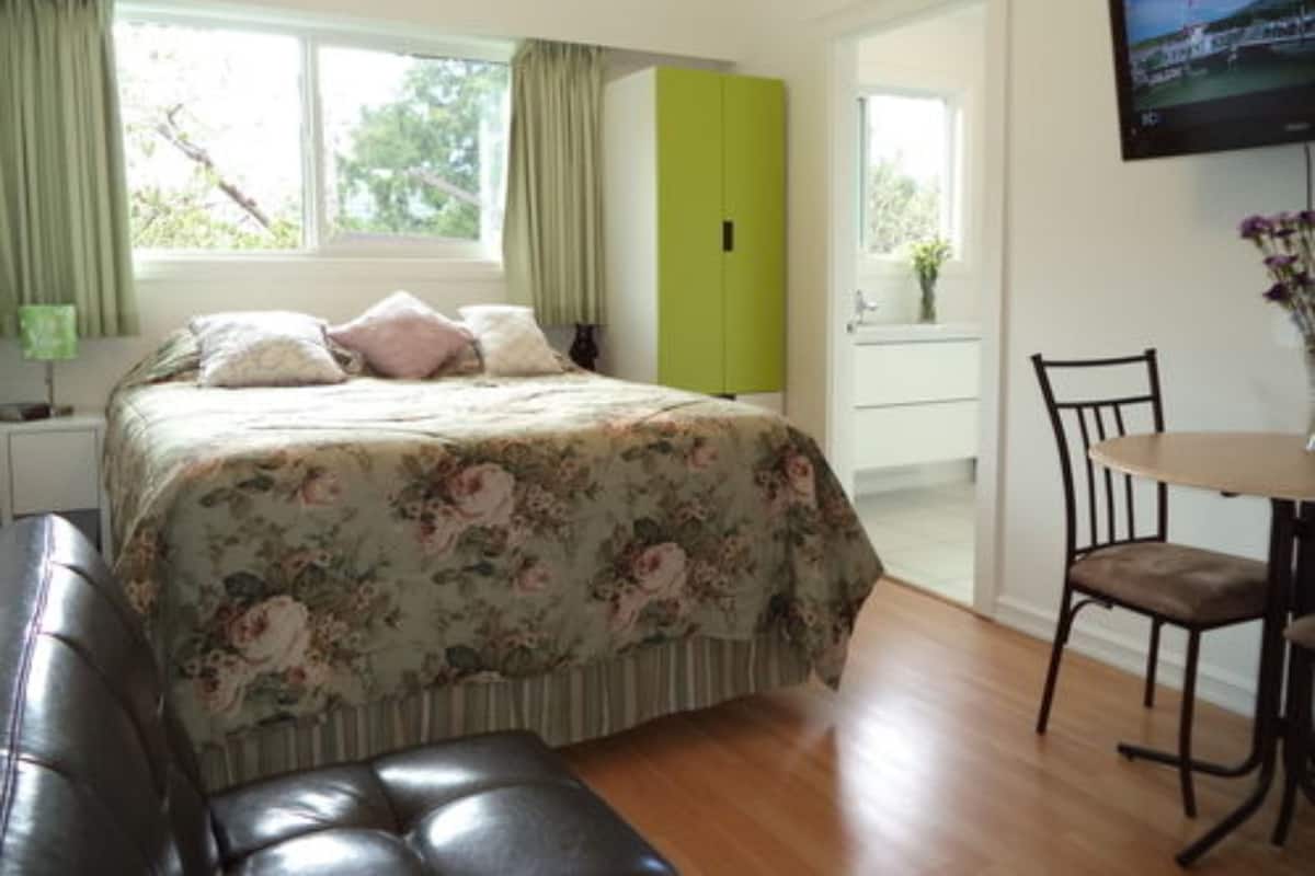 Camera (Queen Room Ensuite Bath) | Materassi in memory foam, una scrivania, insonorizzazione
